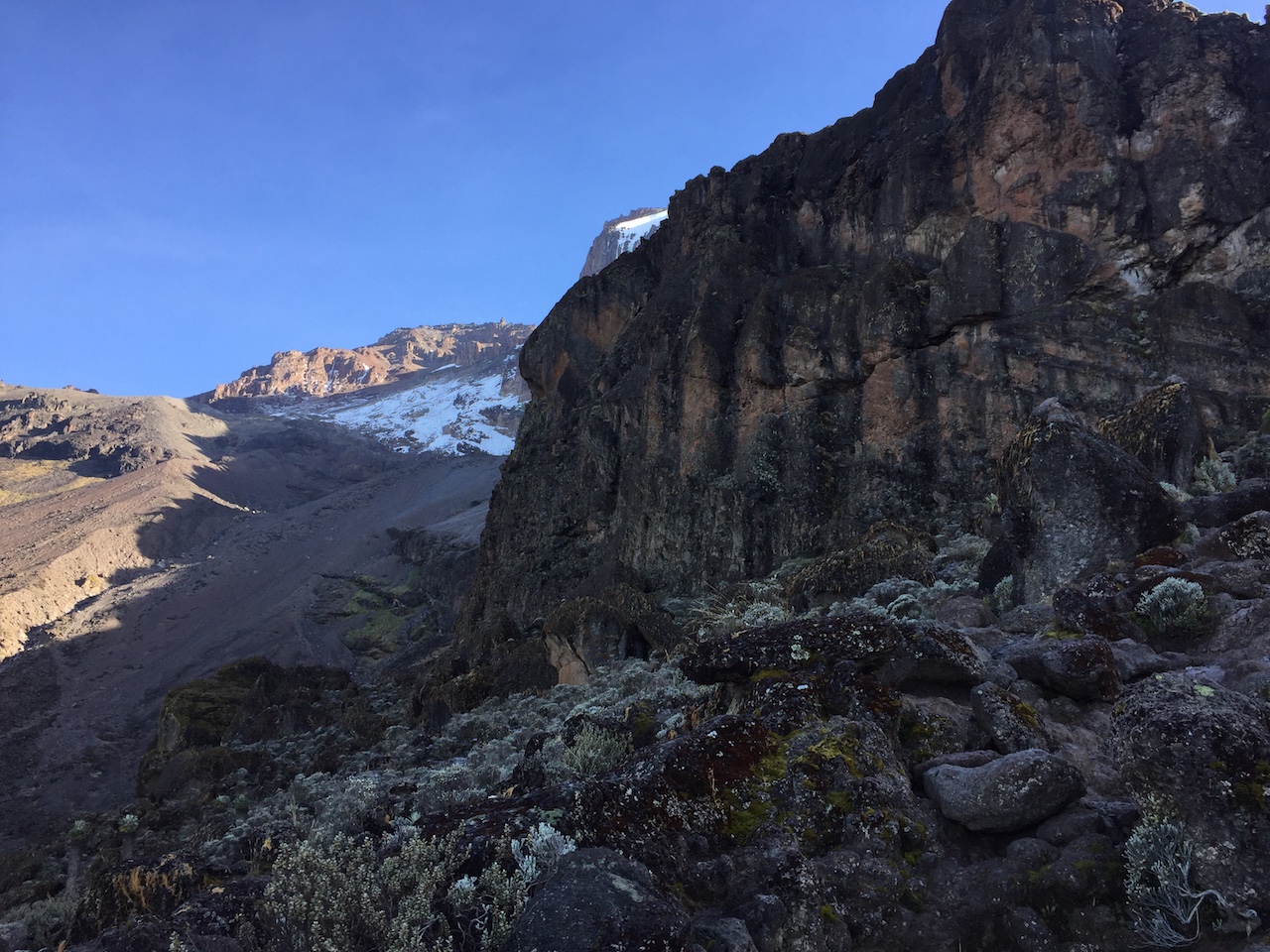 Los admirables porter con sus cargas al subir el Kilimanjaro